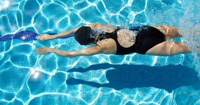 Cek Fakta Berenang Bisa Bikin Tinggi