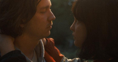 Sinopsis Film Parachute (2023): Menemukan Candu yang Baru