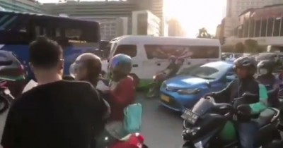Pemuda Bagikan Masker secara Gratis di Bundaran HI Bikin Kagum Netizen