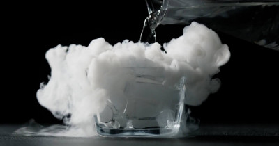 Sebutkan masing-masing dua contoh peristiwa menyublim mengkristal dan mengembun