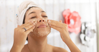 13 Rekomendasi Skincare Terbaik untuk Kulit Berjerawat